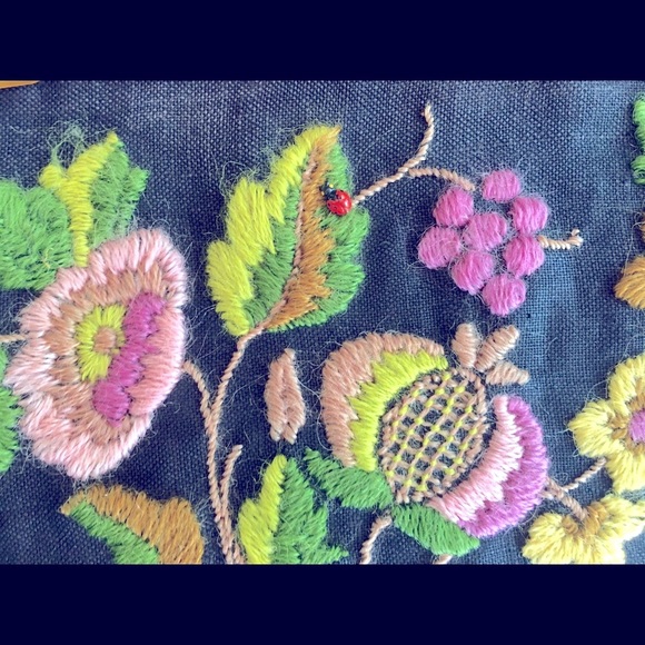 Adorable!!! Denim and crewel vintage purse 💕 - Picture 5 of 14